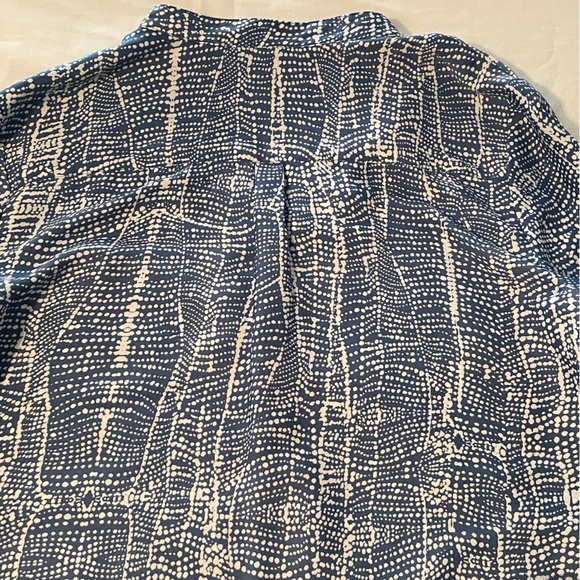 COPY - ๐ SOFT SURROUNDINGS L Ombrรฉ Tunic. Abstract blue and white dot print. ๐ - Picture 6 of 11